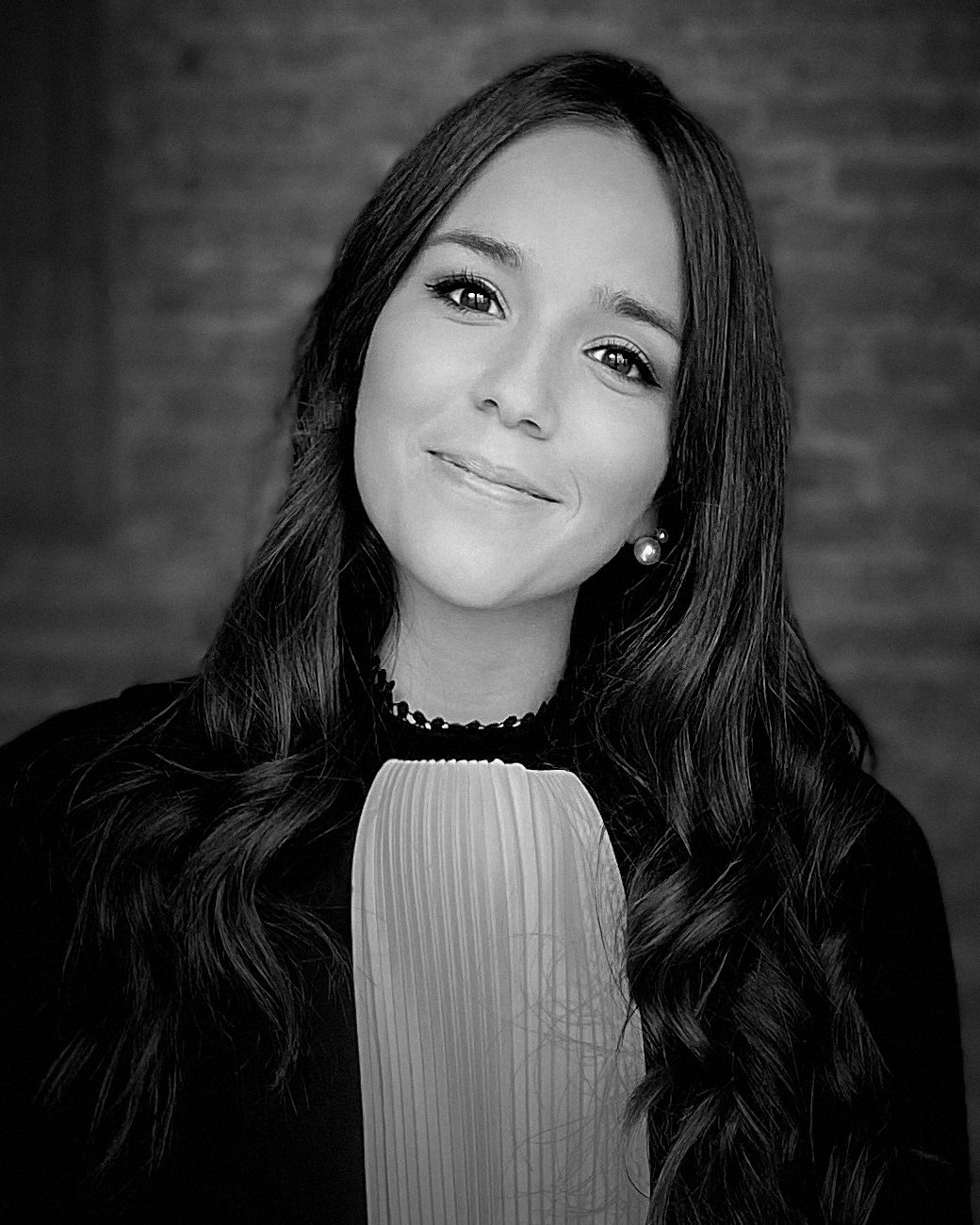 Portrait de Laura Glorieux en robe d'avocate