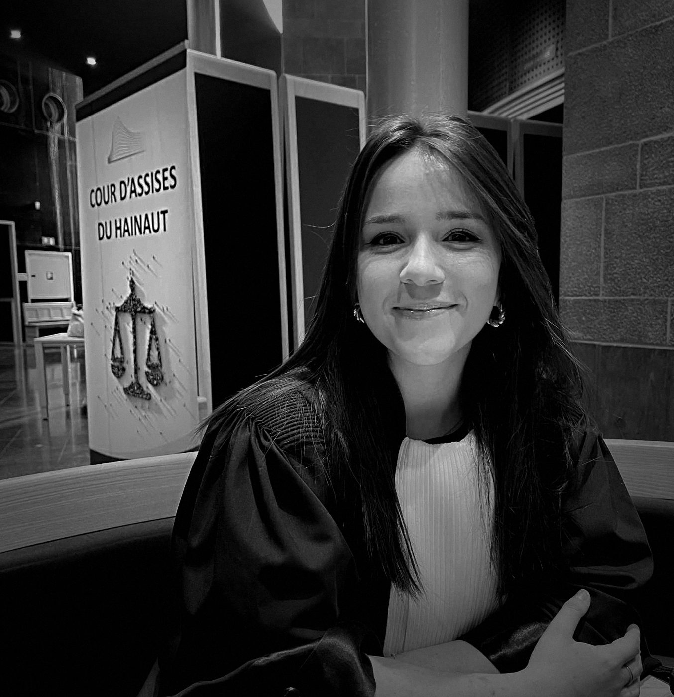 Laura Glorieux en robe d'avocate devant le panneau de la Cour d'assises du Hainaut